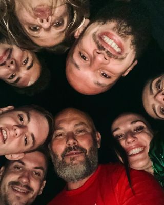 Pospolu přátelé, je krásnė být pospolu.