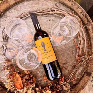 Tak a je to tady. Pro naše vinařství trochu kontroverzní oranžáda. Z šeďáku děláváme Pet-naty, ale v roce 2023 byla úroda...